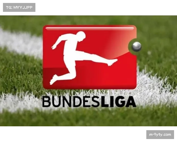 德甲赛场现温情一幕,两队球员暂停比赛救助突然昏厥的边裁